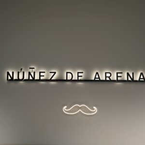LOGO NÚÑEZ DE ARENAS - METACRILATO